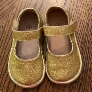 Toddler girl squeaker shoes size 6